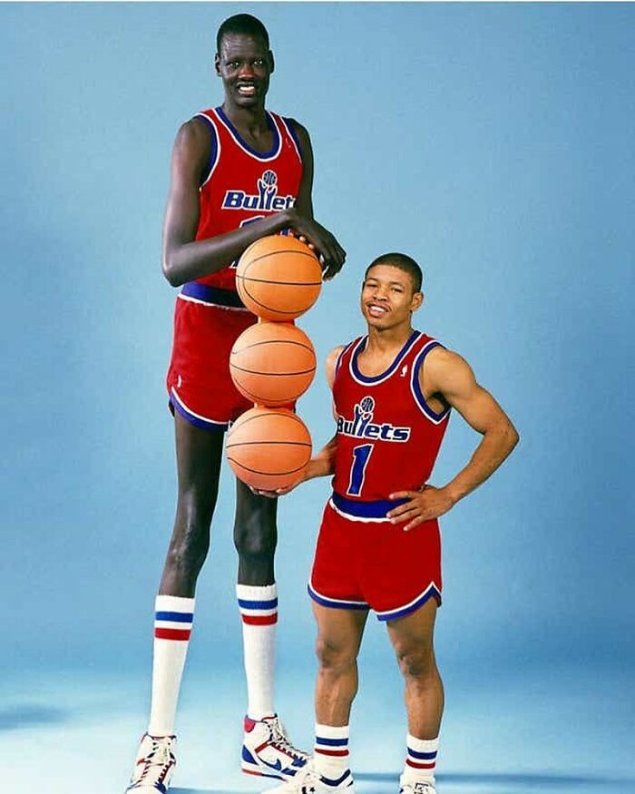 No solo estuvieron activos en la NBA al mismo tiempo el jugador más alto y el jugador más bajo de la historia