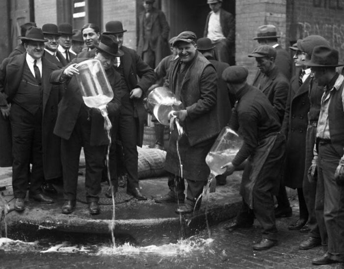 If You Ever Spot Someone With The Letters ‘Acab’ Written On Their Neck, It’s Fairly Safe To Assume They’re Either:⁣ ⁣ 1) Associated With Criminal Activity, Or⁣ ⁣ 2) Have Seen This 1922 Photo Of New York City Cops Dumping Alcohol Into The Gutter During Prohibition