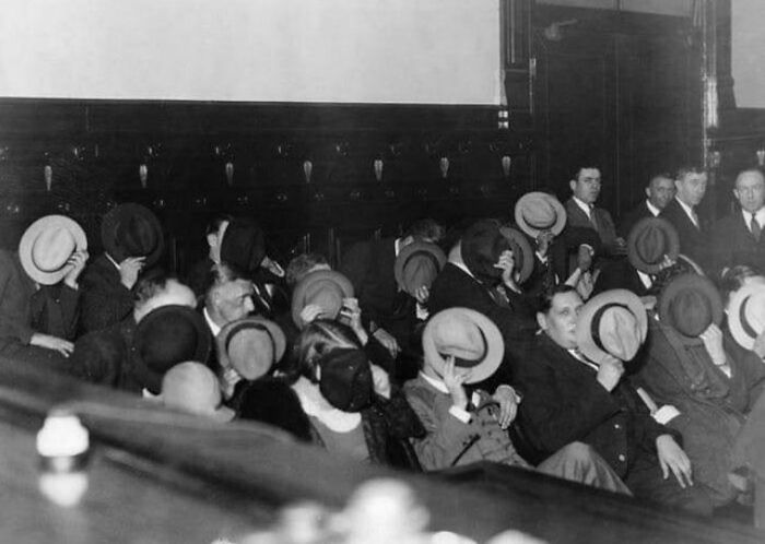 POV: Eres un periodista con pelotas en 1931 sacando fotos de mafiosos en el juicio de Al Capone