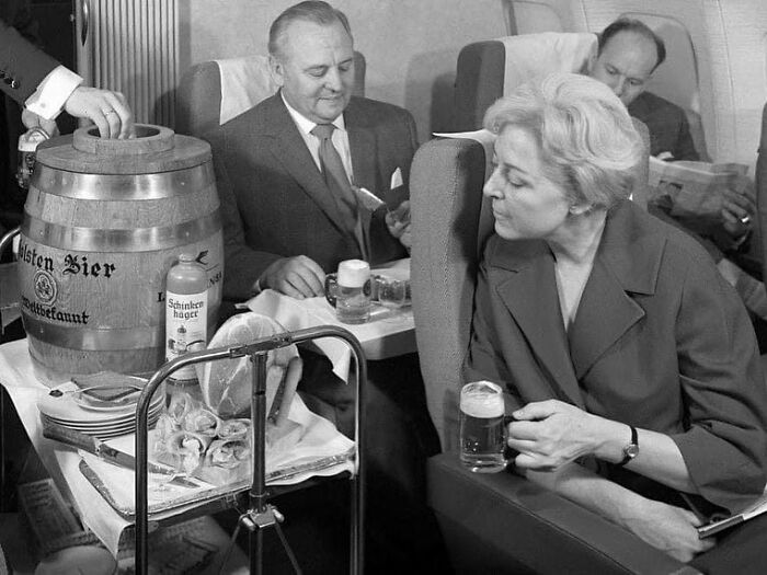 Lufthansa servía cerdo y cerveza de barril en los aviones en los años 60