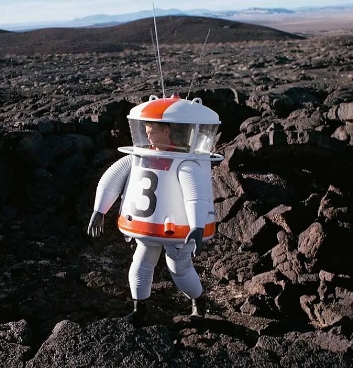 La NASA probando un traje espacial destinado al alunizaje, 1962. Desgraciadamente, el genio que lo inventó perdió ante el prototipo de Playtex (sí, el traje de Armstrong fue diseñado por un fabricante de sostenes)