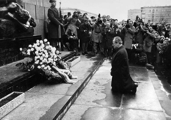 Arrodillarse antes de que fuera popular. El canciller alemán Willy Brandt ante el monumento conmemorativo del levantamiento del gueto de Varsovia en 1970