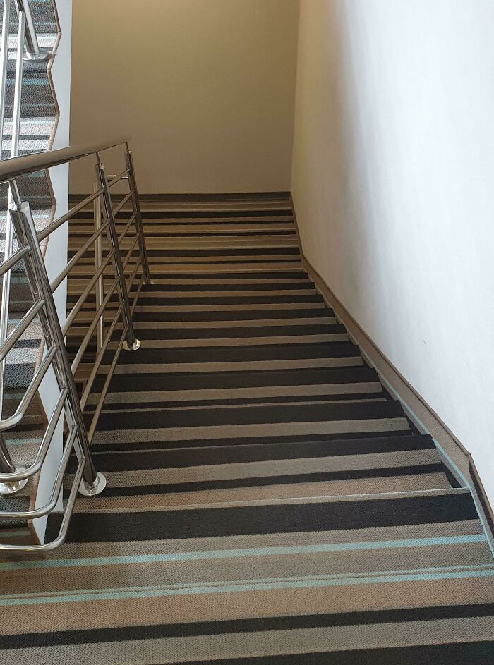 Alfombra a rayas en las escaleras del hotel. Difícil de usar incluso después de dos semanas y completamente sobrio