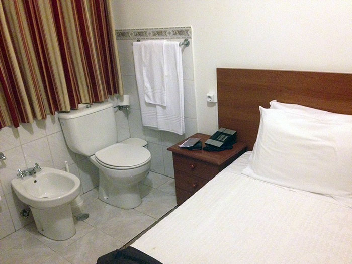 Reservé un hotel barato en Lisboa con un amigo. Las fotos de la página web de reservas nunca mostraban el baño y la cama en la misma foto
