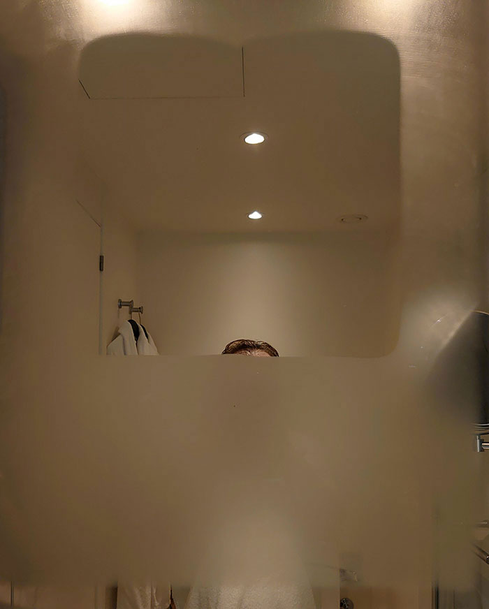 El espejo del baño de mi hotel tiene una sección antivaho. Desafortunadamente, mido 1.70