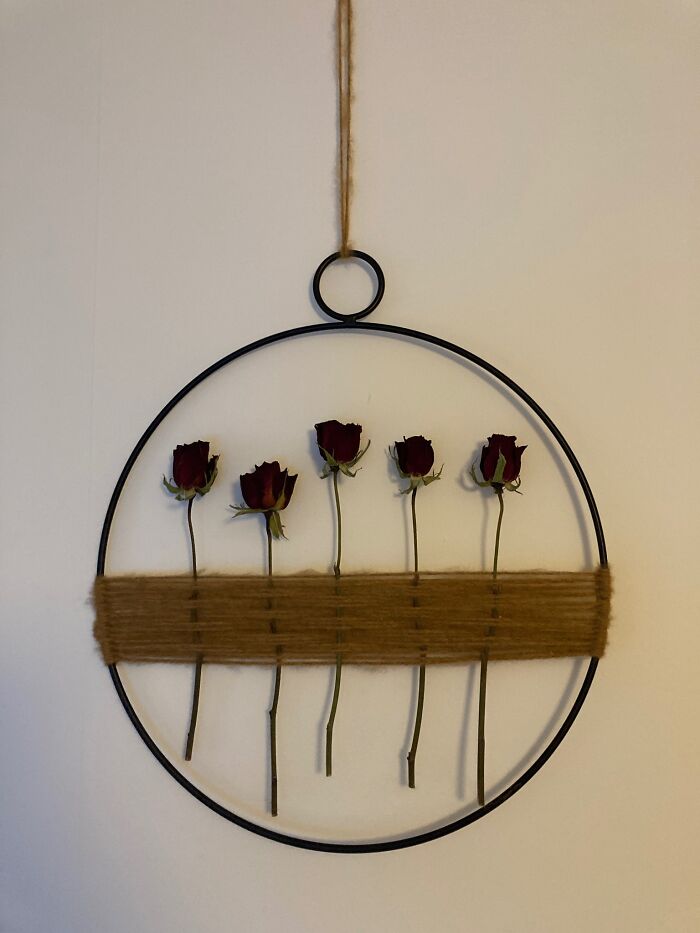 I Made This Easy Budget Wall Decoration With Vinterfest Ring, Some Yarn And Roses From My Loved One. I Think It Turned Out Quite Cute!