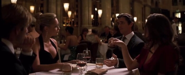 En El caballero oscuro (2008), Bruce sugiere juntar dos mesas. Es definitivamente una mesa