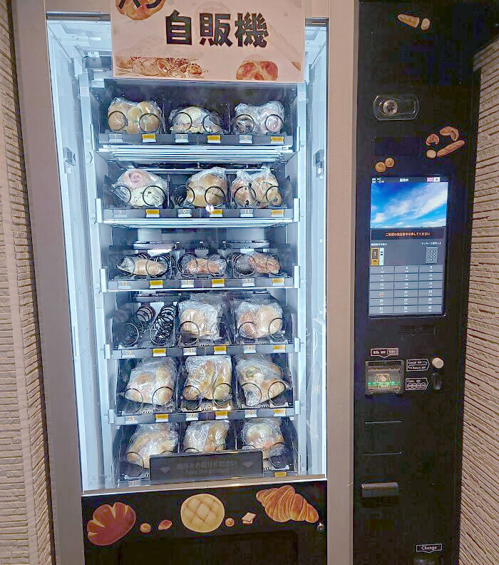 Esta panadería de Japón deja el pan que ha sobrado dentro de una máquina expendedora, para poder venderlo luego de que han cerrado