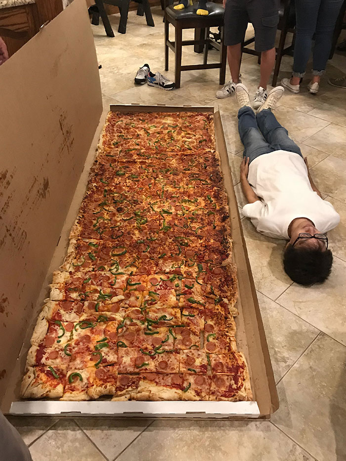 Moontower Pizza Bar en Burleson, Texas, se enorgullece de ofrecer la pizza más grande del mundo disponible para pedidos comerciales