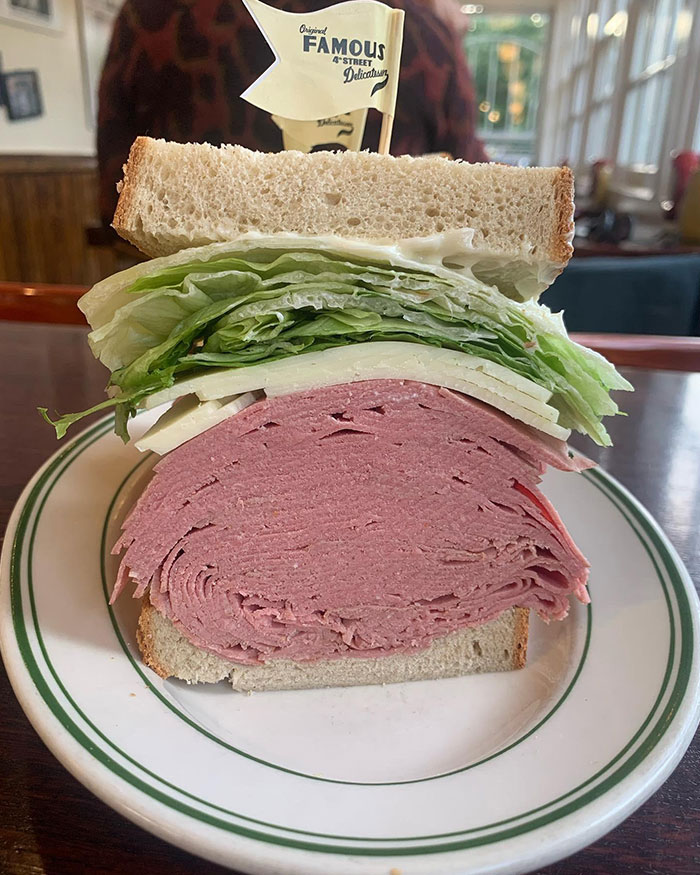 La mitad de un sándwich de mortadela en el famoso 4th Street Deli de Filadelfia. Todos sus sándwiches son de este tamaño, y no hay opción de pedir sólo la mitad