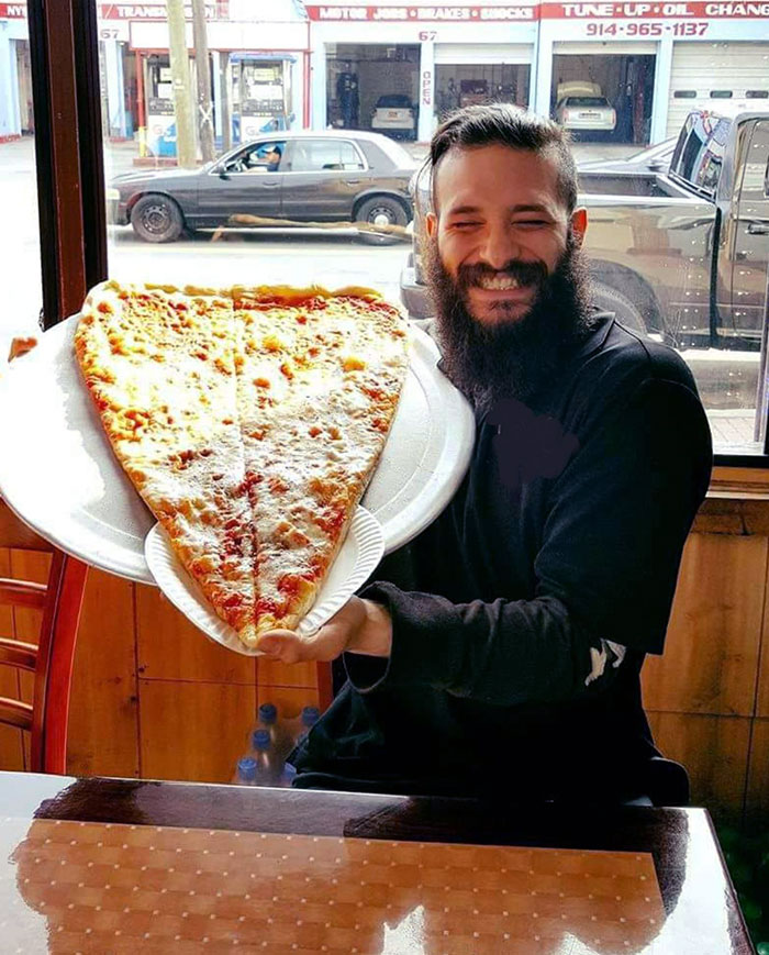 Una porción enorme de pizza y se la terminó