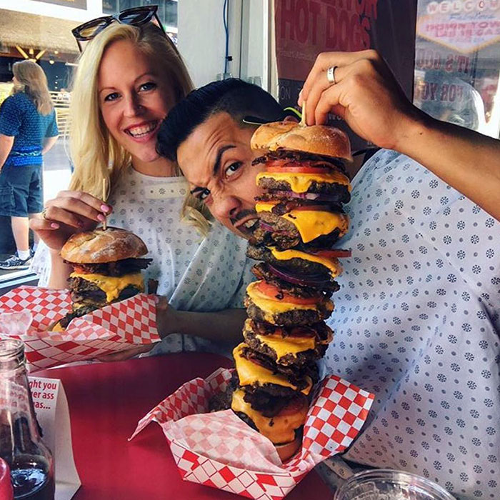 Es increíblemente importante tener un fuerte sistema de apoyo cuando se toma nuestra hamburguesa de bypass octuple. Heart Attack Grill, Las Vegas, Nevada