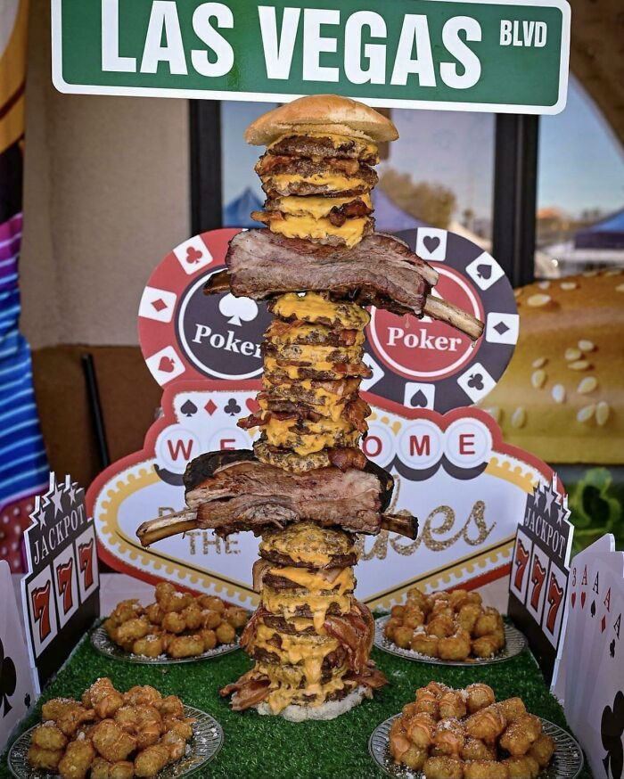 ¿Quieres ver cómo es una "Monster Burger" ganadora? 36 hamburguesas cajún de Arizona, 2 costillas de ternera enteras y una tonelada de bacon y queso