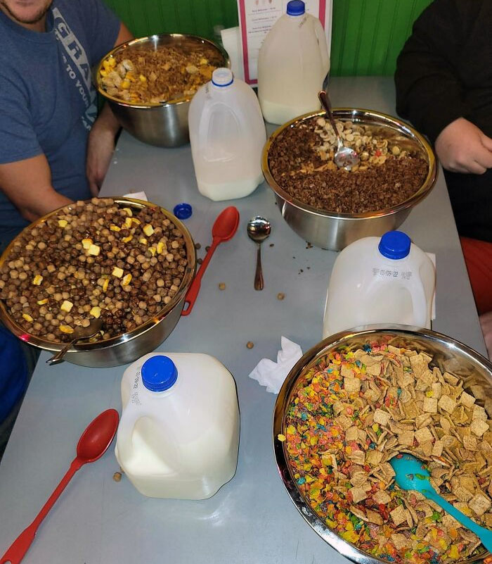 Un bar de Ohio sirve tazones gigantes de cereales imposibles de terminar