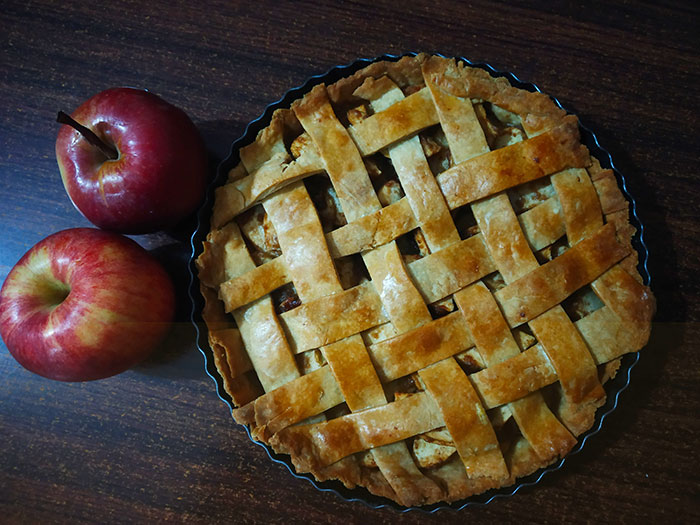 Picture of apple pie with apple near