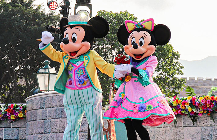 Picture of persons with Disney mouses costumes