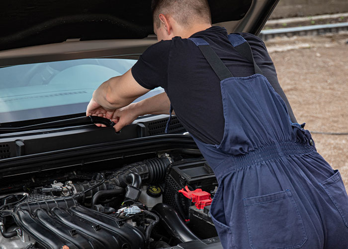 "My Confidence Was Skyrocketing": Mechanic Starts Wearing Makeup At Work, Front Desk Coworkers Have A Problem With It "My Confidence Was Skyrocketing": Mechanic Starts Wearing Makeup At Work, Front Desk Coworkers Have A Problem With It
