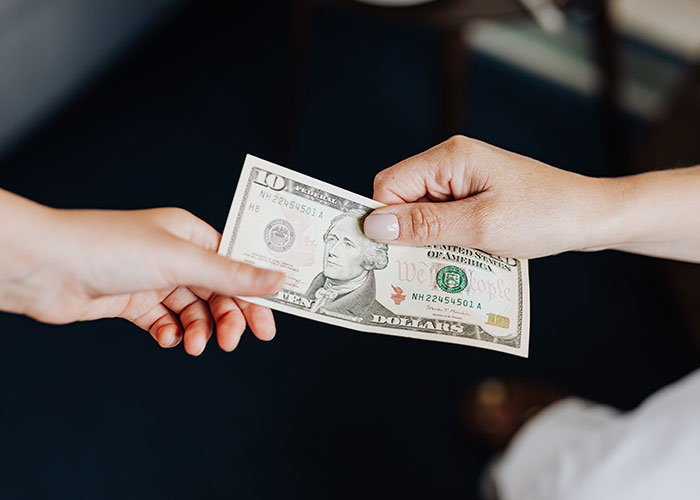 Son Tips $10 After Eating For $104, His Mom Is Furious And Sends Him Back Son Tips $10 After Eating For $104, His Mom Is Furious And Sends Him Back