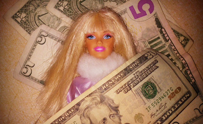 19 Y.O. Daughter Gets Excluded From Family Dinner Because She Called Her Dad’s 26 Y.O. Girlfriend A Gold Digger