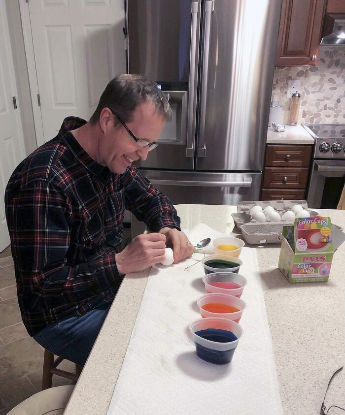 Este papá de 58 años sigue pintando huevos aunque todos sus hijos hayan abandonado el nido