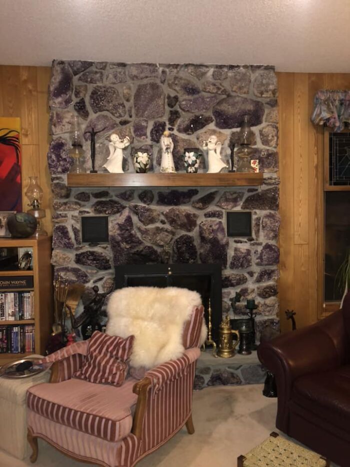 Me obsesiona esta chimenea cubierta con amatistas, contraria al diseño de casa de campo, que está en la casa de los abuelos de mi novio