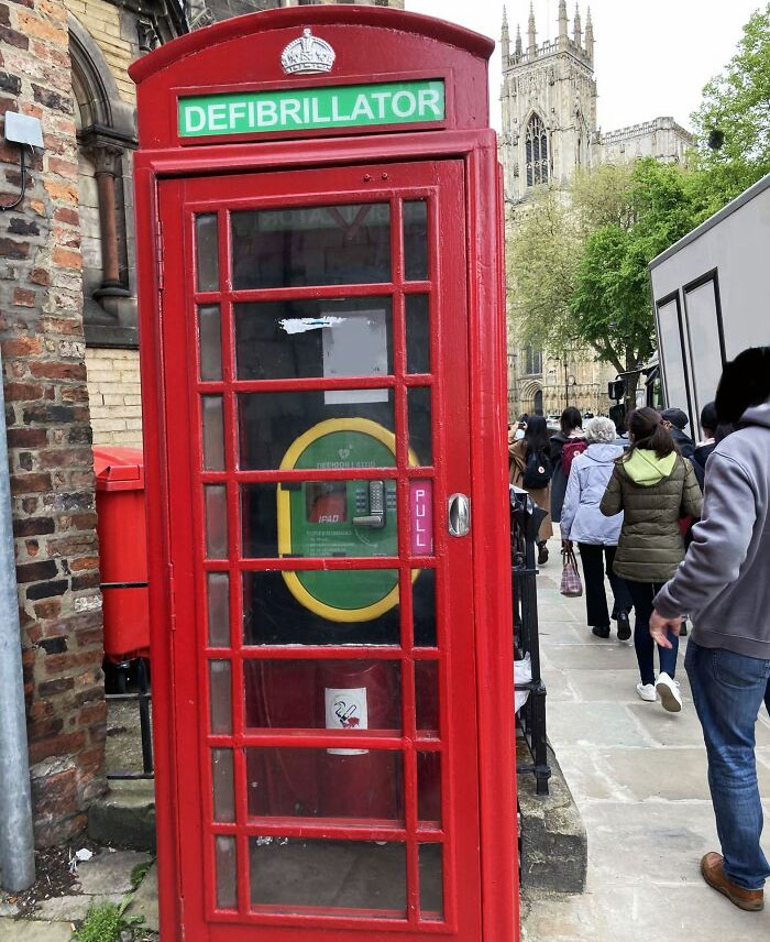 Old Phone Box Turned Into A Defibrillator