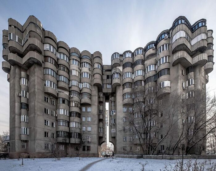 El Complejo Residencial Aul, Tole Bi 286/1, Almaty, Kazajstán. Construido por etapas entre 1986 y 2002 Arquitectos: B. Voronin, L. Andreyeva, Yu. Ratushnyi, V. Lepeshov, V. Ve, M. Rakhimbayev