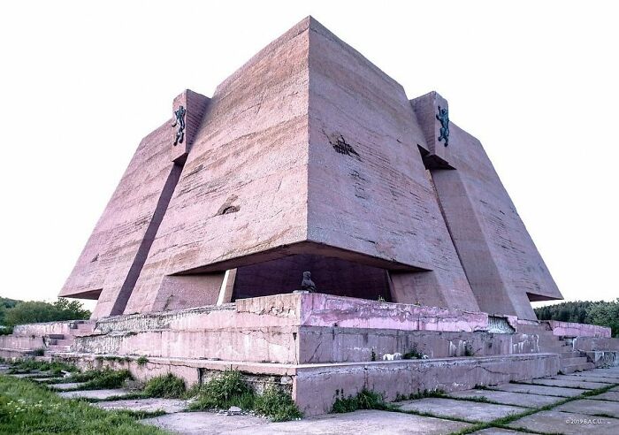 Panteón a los héroes de la guerra serbobúlgara, Gurgulyat, Bulgaria, construido en 1985