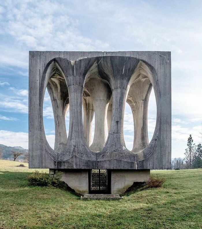 Monumento en la Colina de la Libertad por Janez Lenassi en Ilirska Bistrica, República de Eslovenia, 1965
