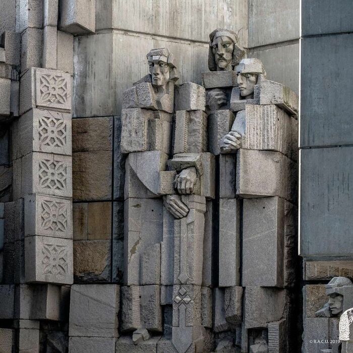 Algunas de las muchas estatuas imponentes situadas en el centro del monumento a los 1300 años de Bulgaria