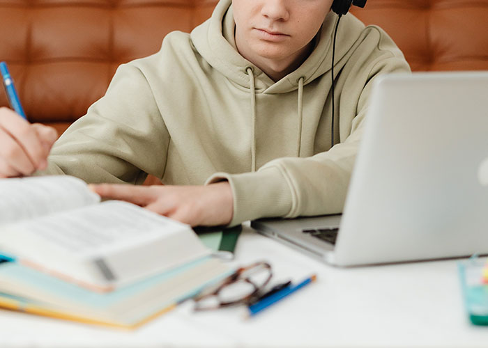 Student Questions Why They Received A Late Penalty When Their Assignment Was Submitted 14 Mins Before The Deadline, Shares Their Emails With The Professor Student Questions Why They Received A Late Penalty When Their Assignment Was Submitted 14 Mins Before The Deadline, Shares Their Emails With The Professor