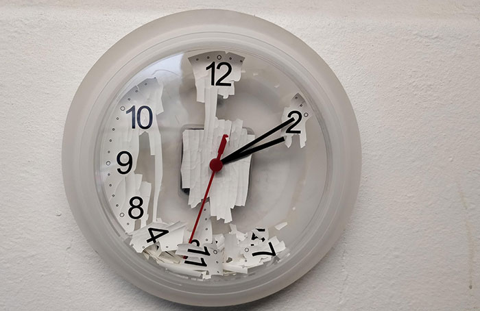 Un reloj en la sala de servidores donde trabajo es arte moderno accidental