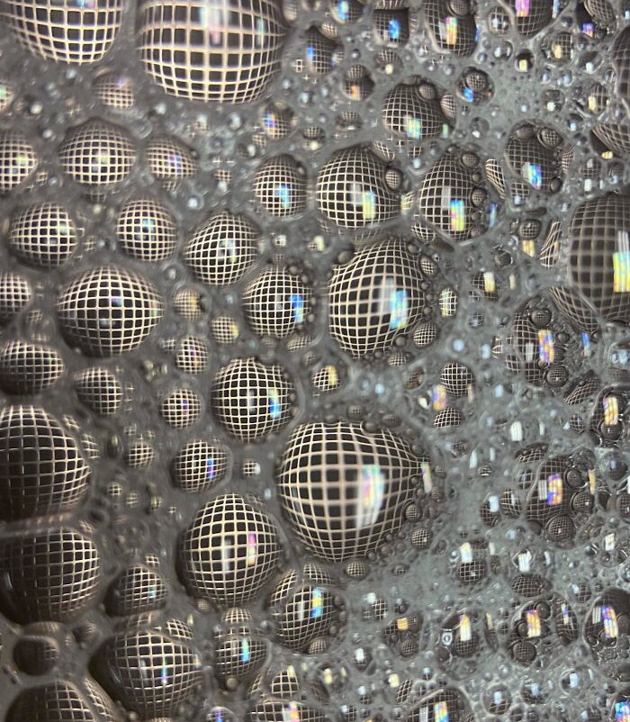El aspecto de las burbujas de jabón flotando sobre una cesta de alambre