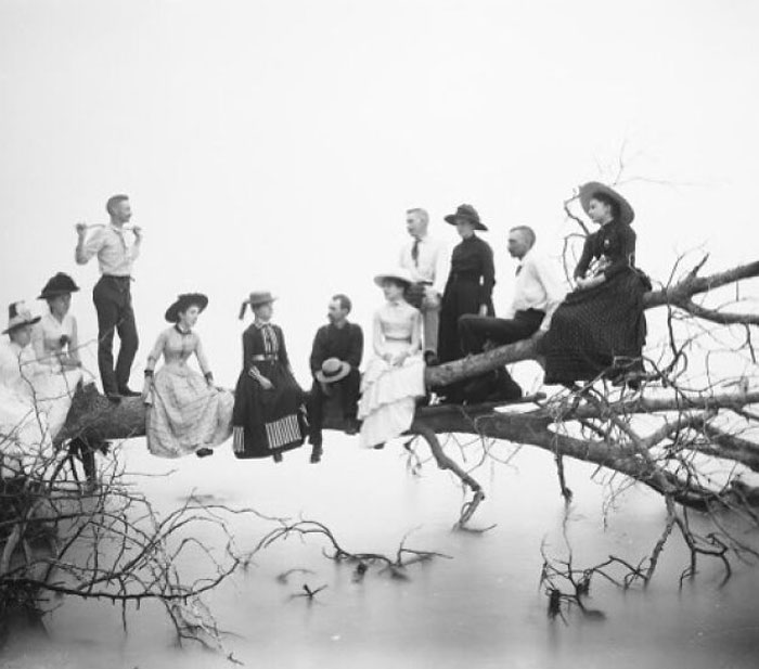 “Blackbirds”: un grupo de hombres y mujeres sentados en un árbol caído. Fotografía de Louis Milton Thiers, alrededor de 1910