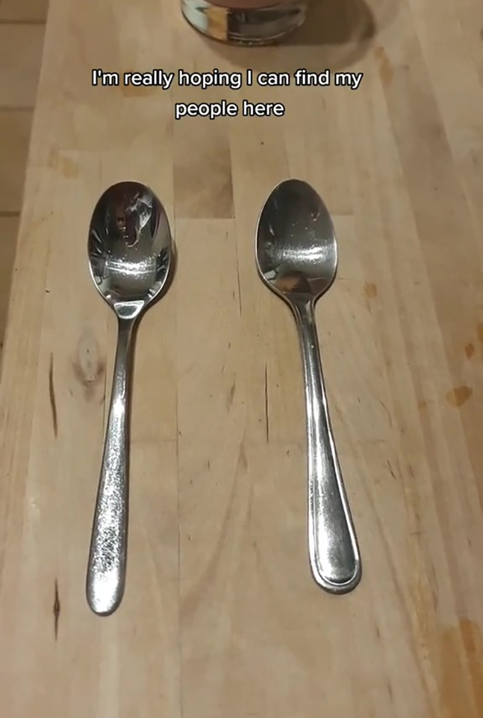 Woman Asks People Which Spoon Out Of These 2 They'd Choose, Sparks An Intense Debate Online Woman Asks People Which Spoon Out Of These 2 They'd Choose, Sparks An Intense Debate Online