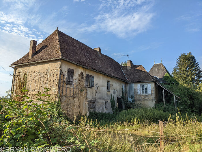 I Discovered A Several-Hundred-Year-Old Abandoned Farmhouse In France (18 Pics) I Discovered A Several-Hundred-Year-Old Abandoned Farmhouse In France (18 Pics)