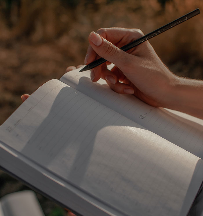 35 “Manic Pixie Dream Girl” Things Women Used To Do, Thinking It Made Them So Cool And Mysterious