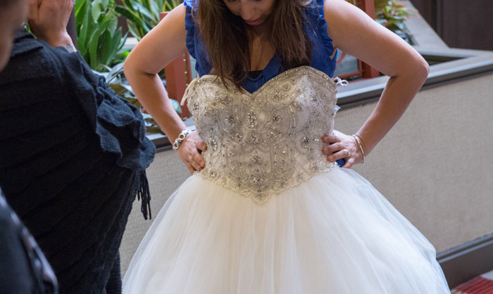 Bridal Stylist Fires Friendly Shots And Says Her Goodbyes In Spanish After Client’s Mom Trash-Talked Her Throughout The Entire Appointment Bridal Stylist Fires Friendly Shots And Says Her Goodbyes In Spanish After Client’s Mom Trash-Talked Her Throughout The Entire Appointment