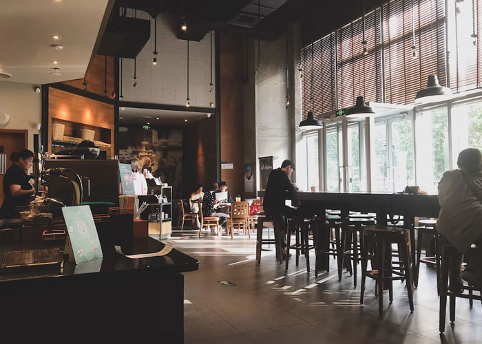 Guy Gets Annoyed At A Toddler At A Café Because He Wants To Use It As His Office, The Kid's Mom Calls Him Out Guy Gets Annoyed At A Toddler At A Café Because He Wants To Use It As His Office, The Kid's Mom Calls Him Out