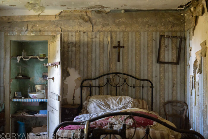 I Discovered A Several-Hundred-Year-Old Abandoned Farmhouse In France (18 Pics) I Discovered A Several-Hundred-Year-Old Abandoned Farmhouse In France (18 Pics)