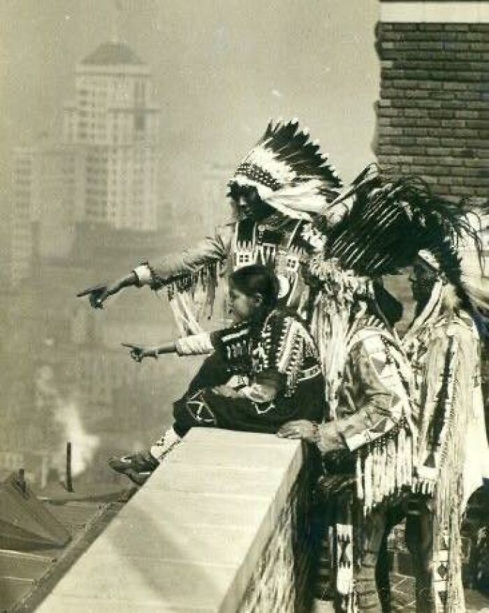 Nativos americanos Pies Negros en el tejado del hotel Mcalpin, negándose a dormir en sus habitaciones, Nueva York
