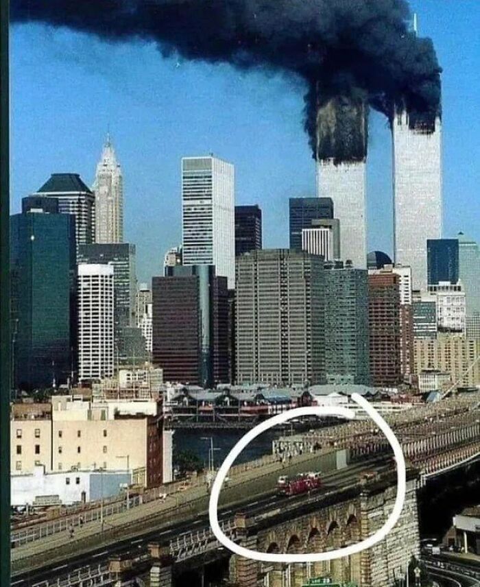 Camión de bomberos 118 cruzando el puente de Brooklyn hacia el World Trade Center el 11 de septiembre de 2001. Todos los bomberos del camión murieron poco después