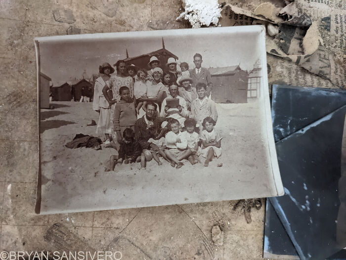 I Discovered A Several-Hundred-Year-Old Abandoned Farmhouse In France (18 Pics) I Discovered A Several-Hundred-Year-Old Abandoned Farmhouse In France (18 Pics)