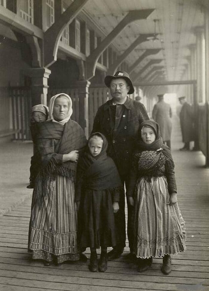 Una familia de inmigrantes en la isla de Ellis de Nueva York está a punto de embarcarse a la caza de sus sueños. Década de 1900