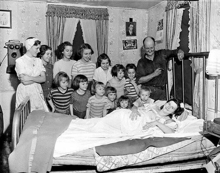 Trece hermanas de la familia Brooks ven a su único hermano, Leslie Benjamin, tras su nacimiento en Pittsfield, Massachusetts (1954)
