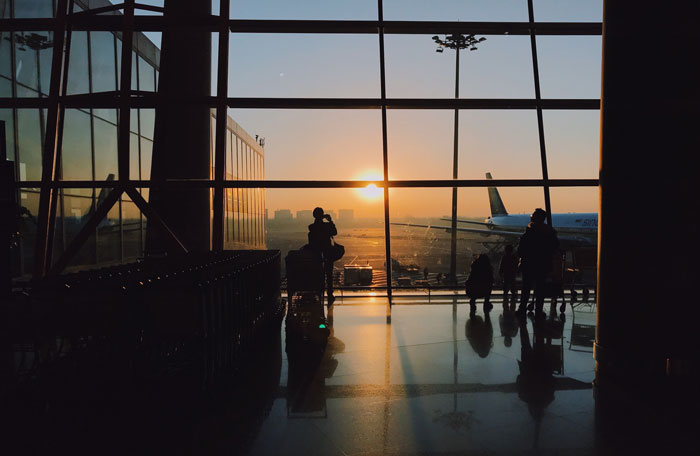 Netizens Applaud This Plane Passenger For Coming Up With The Perfect Revenge On People Who Keep Pulling On Their Seat When Standing Up Netizens Applaud This Plane Passenger For Coming Up With The Perfect Revenge On People Who Keep Pulling On Their Seat When Standing Up