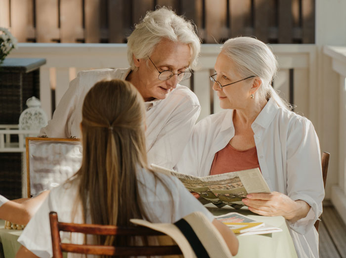 This Man’s Colleague Keeps Silent When A Man Gives Extra Food To A Family In Need, But Later Uses It Against Him This Man’s Colleague Keeps Silent When A Man Gives Extra Food To A Family In Need, But Later Uses It Against Him