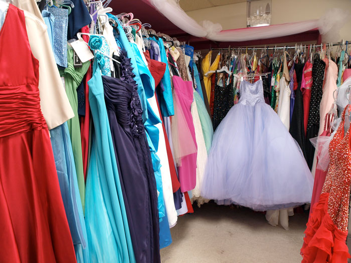 Bridal Stylist Fires Friendly Shots And Says Her Goodbyes In Spanish After Client’s Mom Trash-Talked Her Throughout The Entire Appointment Bridal Stylist Fires Friendly Shots And Says Her Goodbyes In Spanish After Client’s Mom Trash-Talked Her Throughout The Entire Appointment