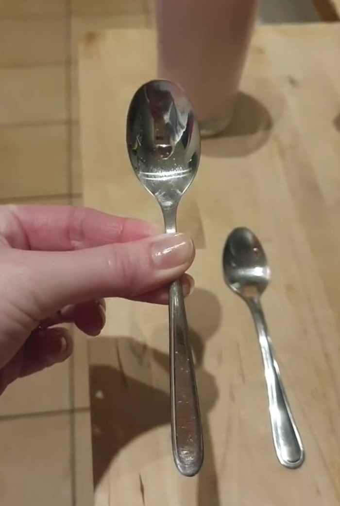 Woman Asks People Which Spoon Out Of These 2 They'd Choose, Sparks An Intense Debate Online Woman Asks People Which Spoon Out Of These 2 They'd Choose, Sparks An Intense Debate Online
