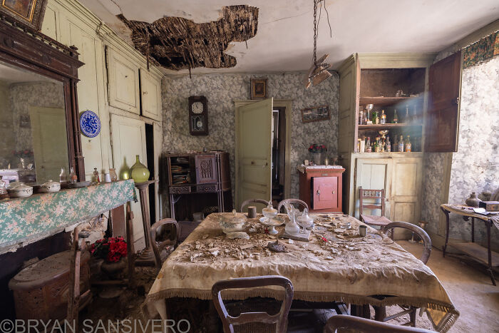 I Discovered A Several-Hundred-Year-Old Abandoned Farmhouse In France (18 Pics) I Discovered A Several-Hundred-Year-Old Abandoned Farmhouse In France (18 Pics)
